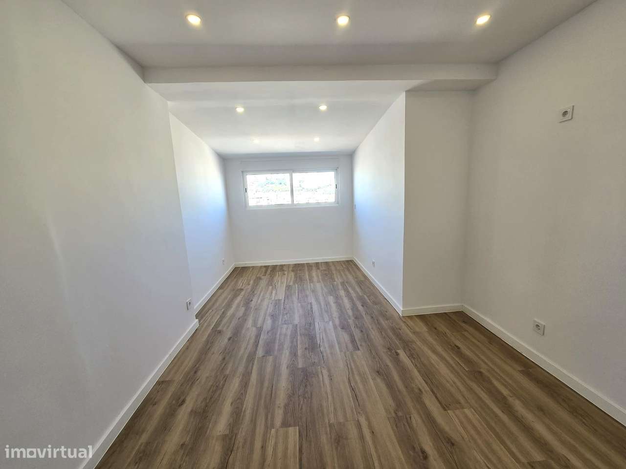 Apartamento T2 Remodelado com Varanda - Queluz-13
