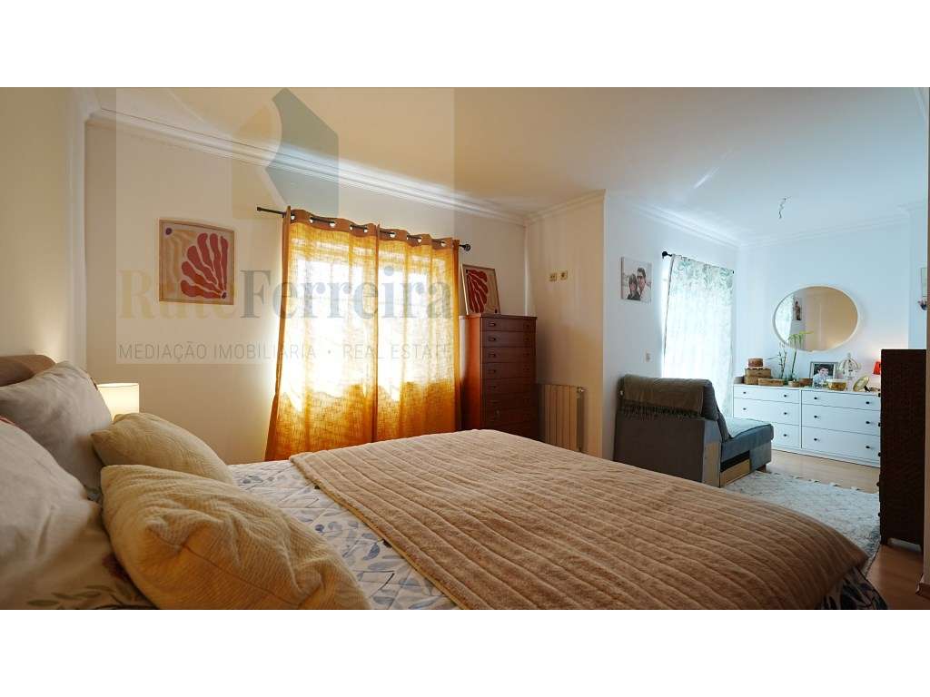 Moradia T3 localizada em São Pedro da Cadeira com jardim-17