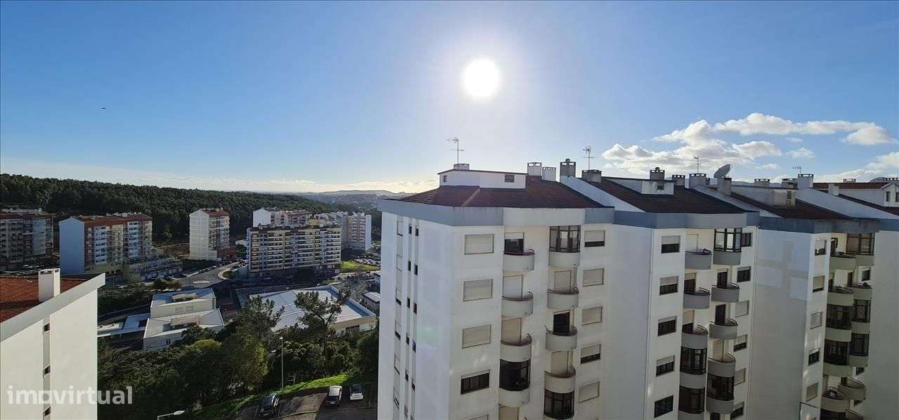 Apartamento T2 com Boa Exposição Solar em Rio de Mouro-17