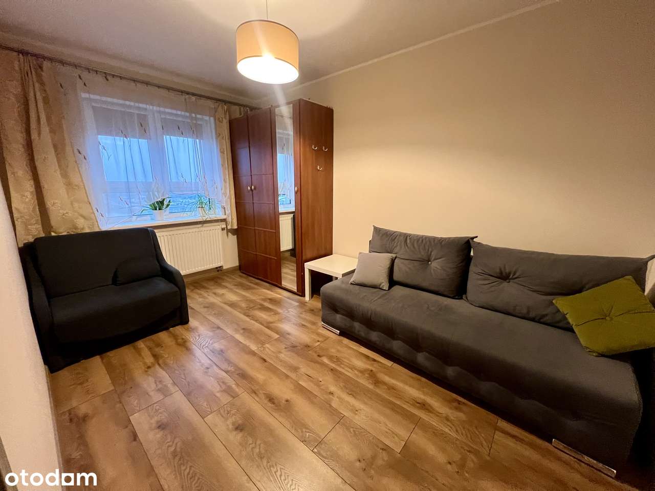 Dwupokojowe mieszkanie, oddzielna jasna kuchnia, dwa garaże - Pełny obrazek: 5/6