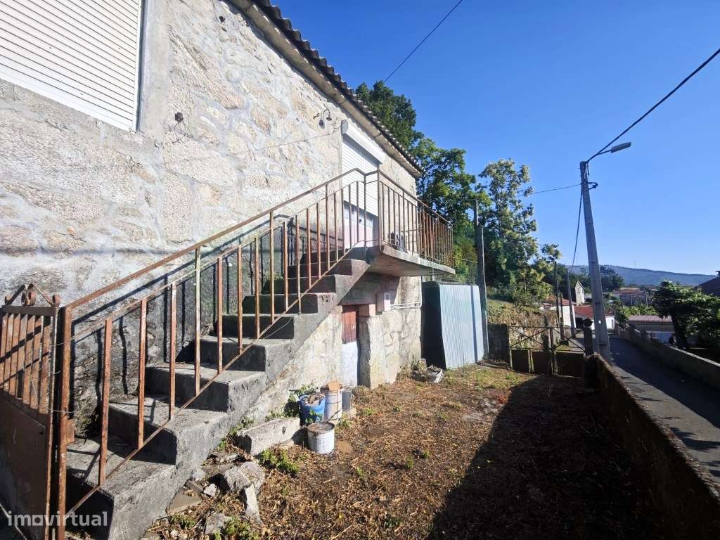 Moradia T3 com terreno em Vilar de Cunhas-15