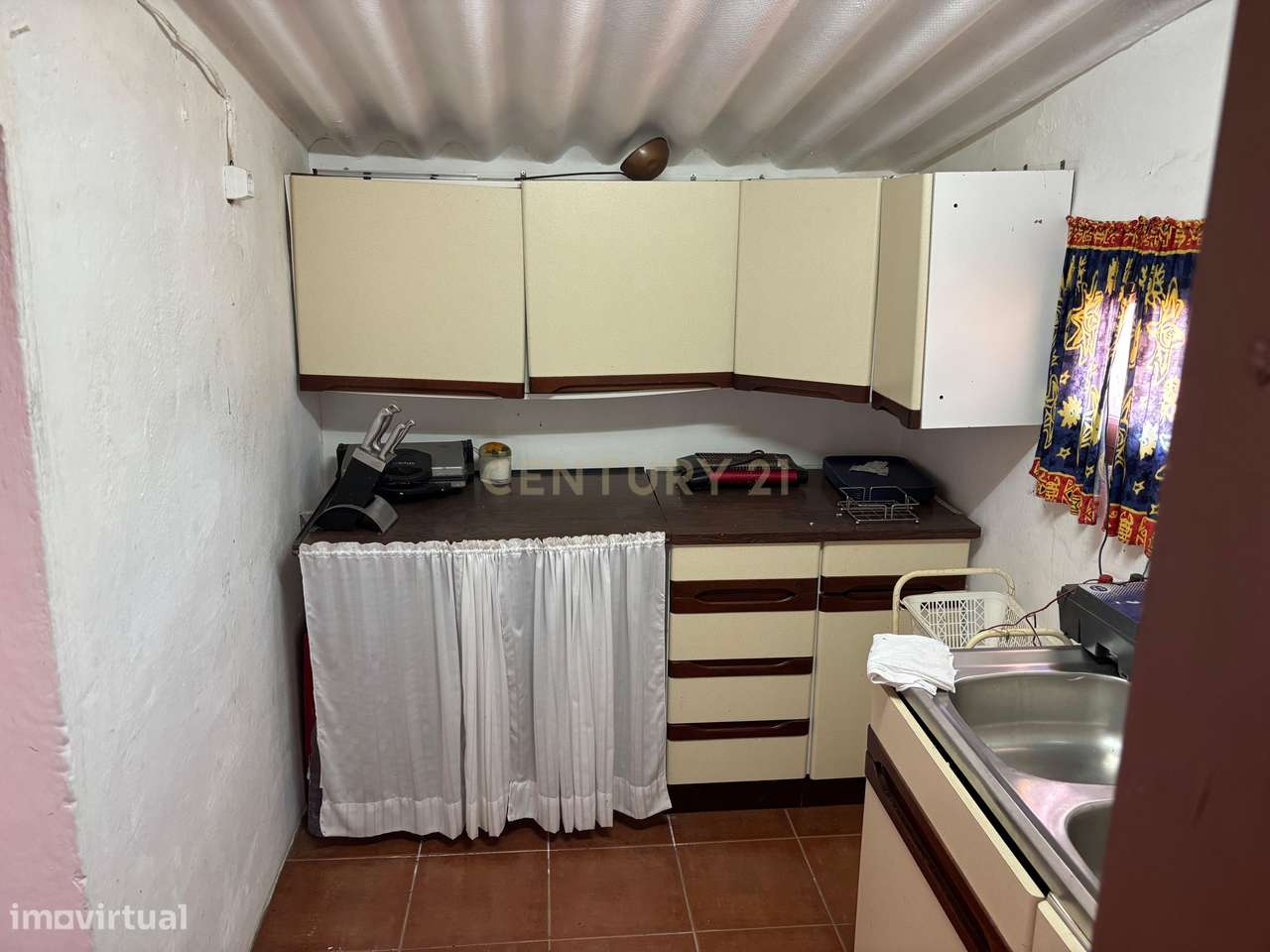 Quintinha com Moradia T2 + Armazém | 2ha vedados | Rio | Fruteiras | A-5