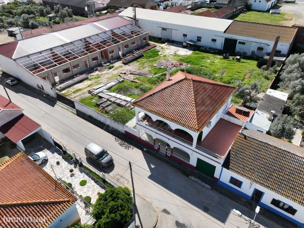 Moradia T4+3 com garagem, terraço e logradouro nas Ermidas-Sado-0