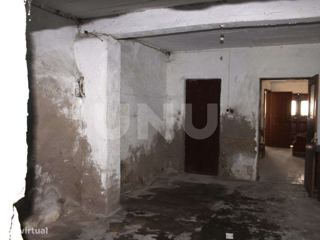 Moradia com Logradouro para Remodelar-5