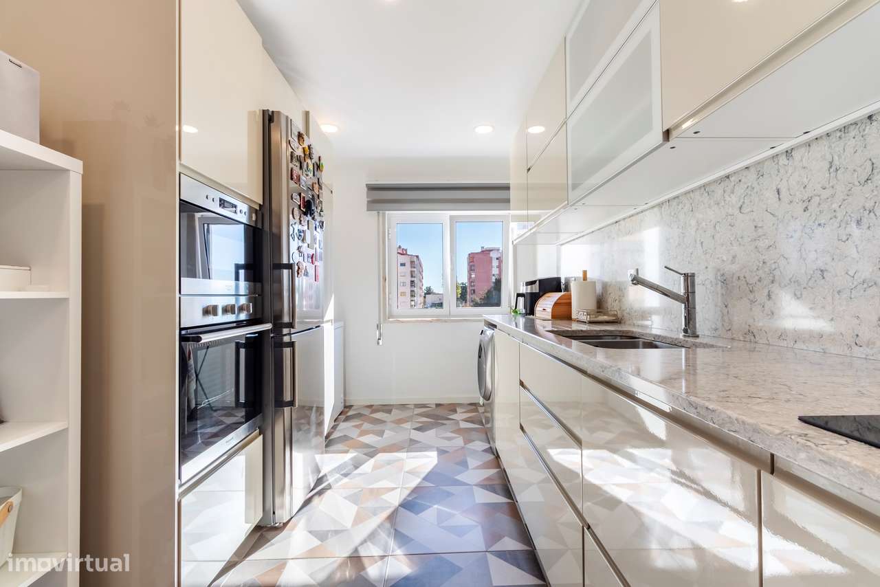 Apartamento T3 convertido em T2 c/ 2 Salas, Semi Remodelado em São Mar-16