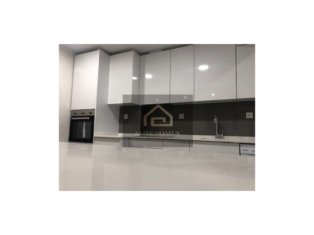 T1 Totalmente Remodelado com elevador e junto ao Metro - Reboleira!-14