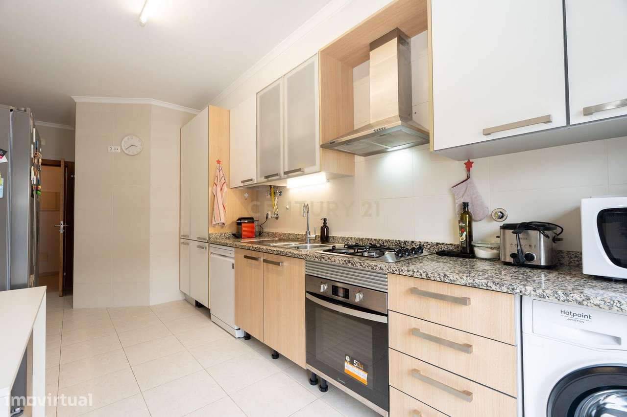 Apartamento T3 com áreas generosas-16