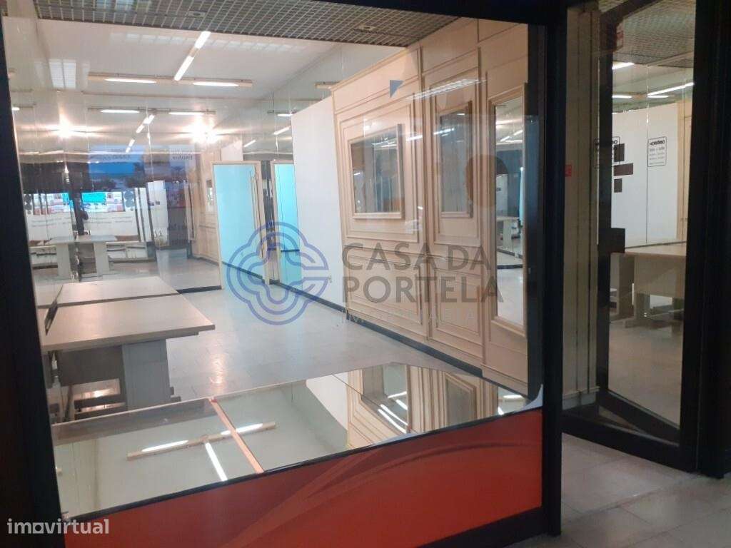 Oportunidade, loja à venda no Centro Comercial Campo Alegre no Porto - Grande imagem: 3/26