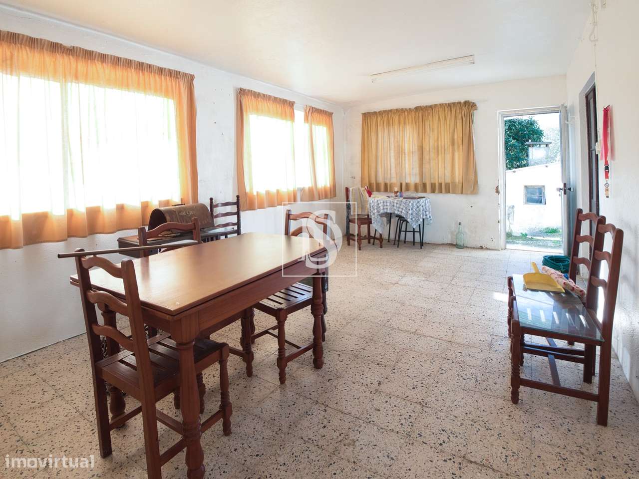 Terreno de 1.320 m² no Calhandriz, na zona da Adanaia  com ribeiro e b-11