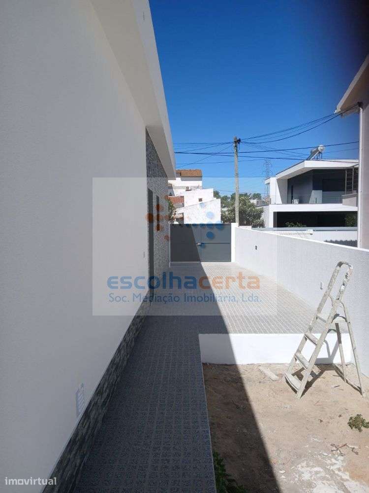 MORADIA TÉRREA T4 ISOLADA EM CONSTRUÇÃO - FERNÃO FERRO-35