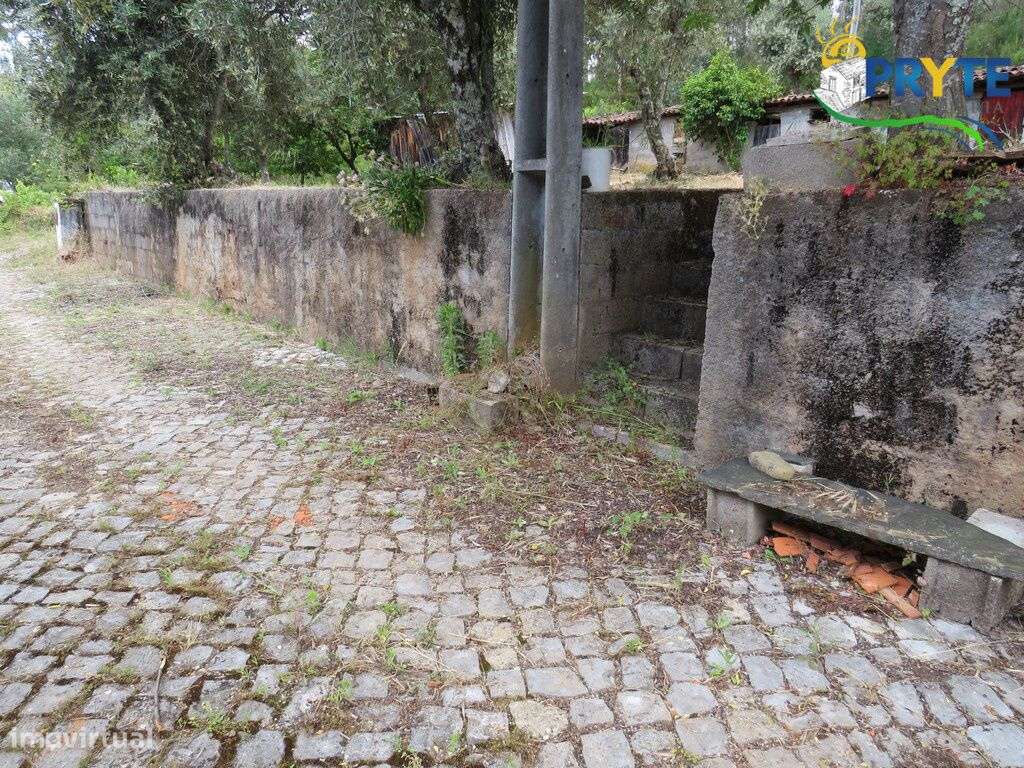 Pequena quinta a confinar com a Ribeira situada perto de Oleiros-56