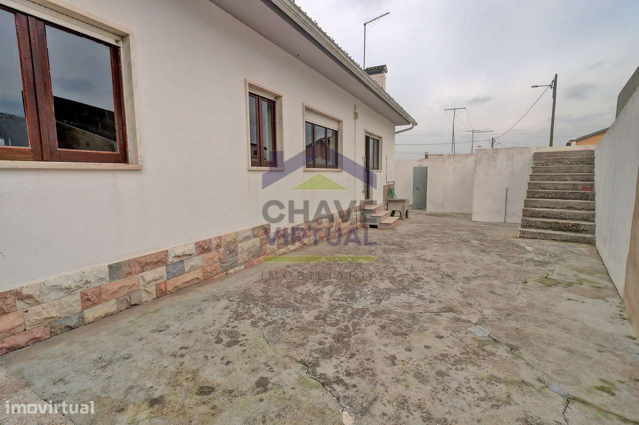 Moradia V3 com Terreno Urbano e Garagem - Seixal, Lourinhã-49