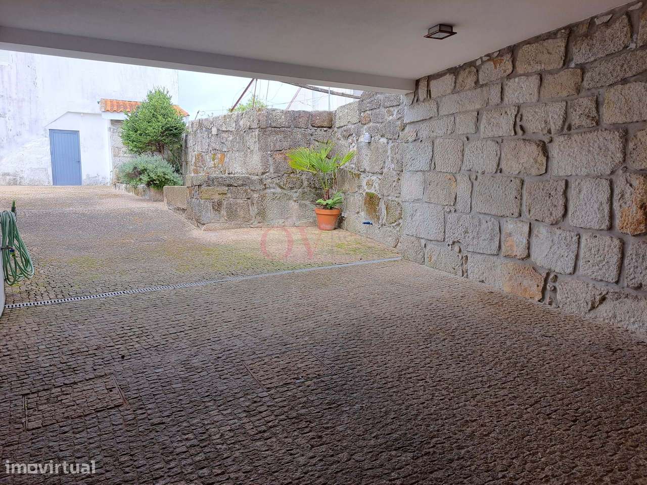 Vende-se Quintinha com moradia T4, a 2 minutos da circunvalação, junto-16