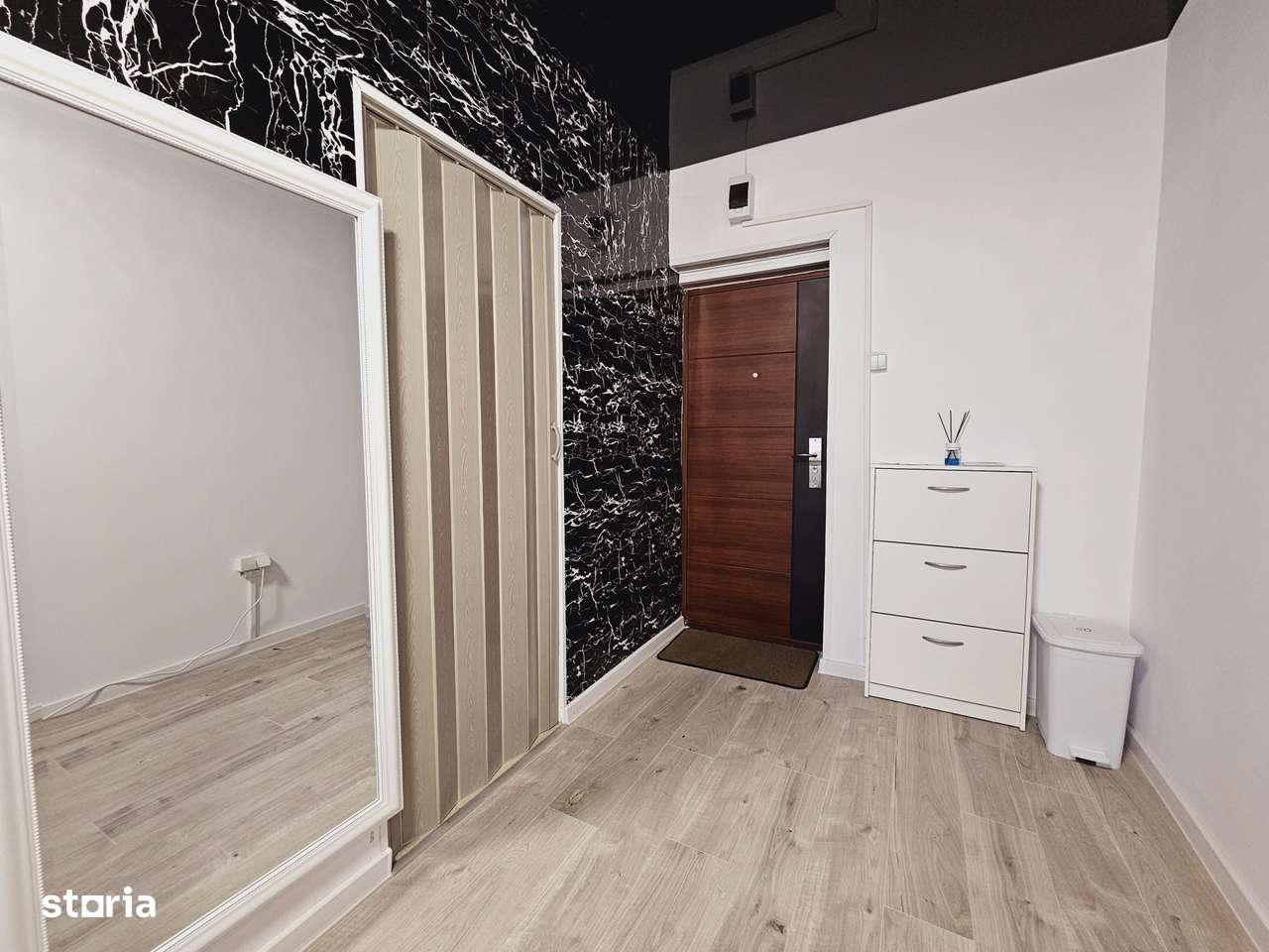 Garsoniera la cheie, zona Port-7