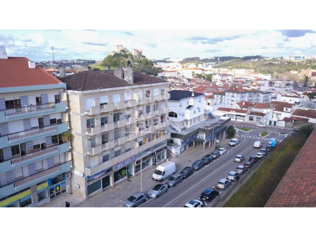 Apartmento T3+1 encontra-se situado numa das zonas mais nobres e ce...-14