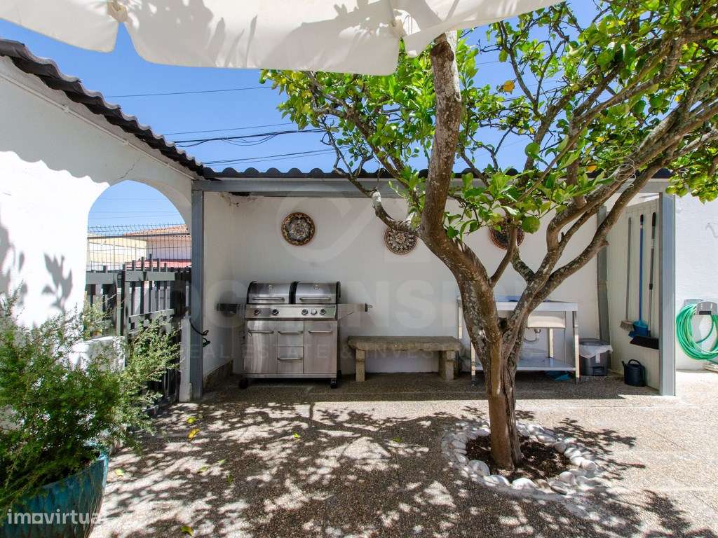Moradia T6+1 renovada em Benavente-52
