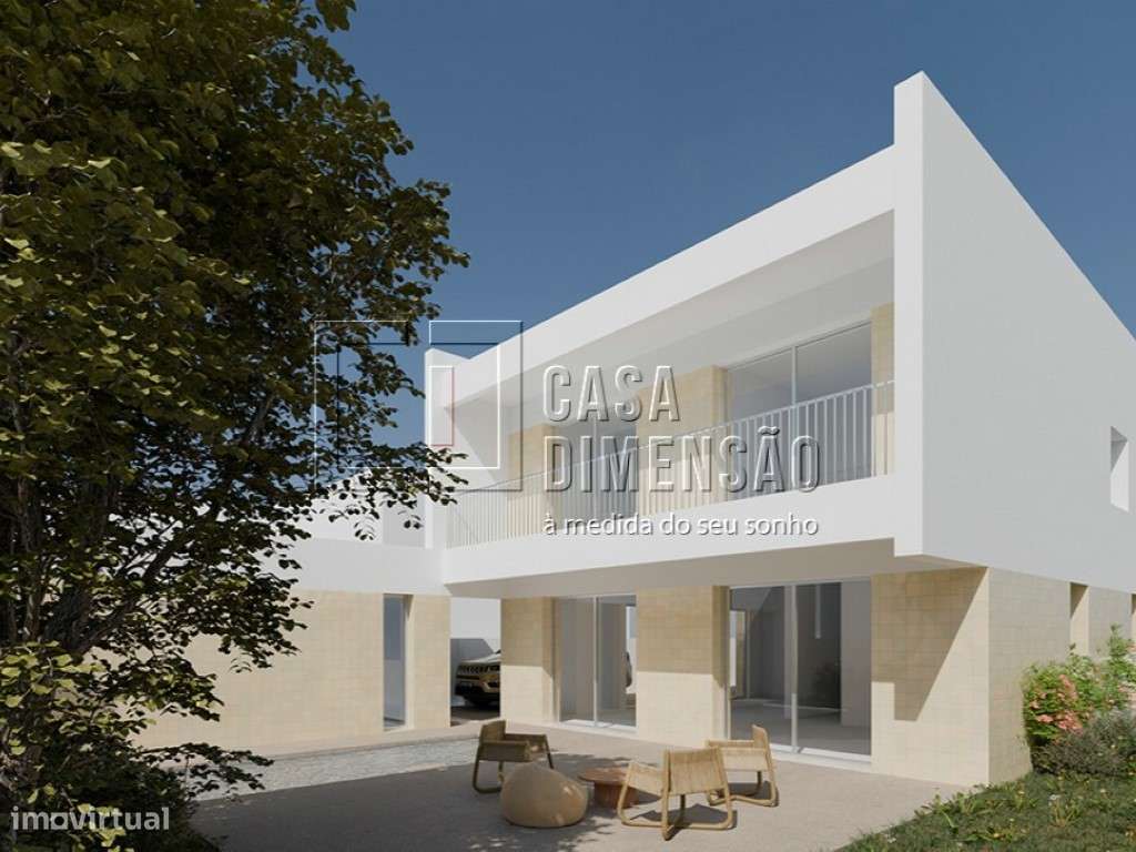 Moradia isolada de tipologia T4 localizada na zona da Charneca da C... - Grande imagem: 4/5