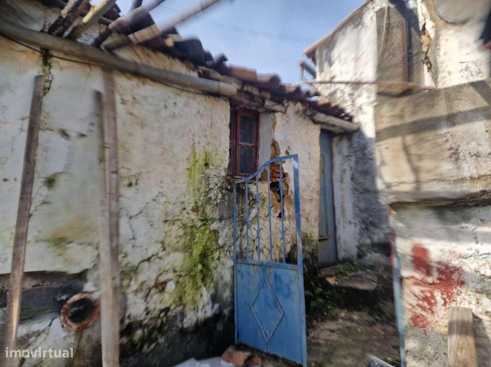 Moradia c/ 2 pisos p/ recuperação total em Cercadas - Vila de Rei-5