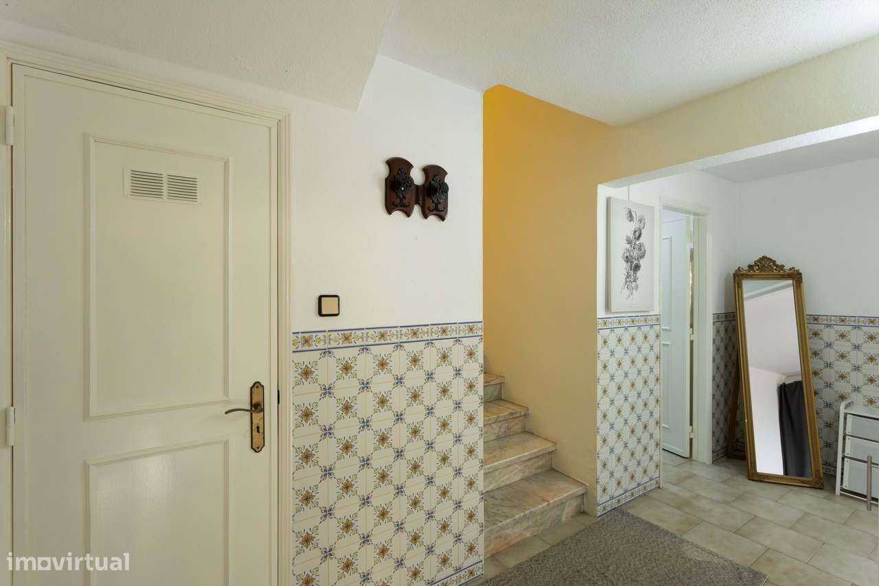 Moradia remodelada com jardim, garagem e vista desafogada, Algueirão,-15