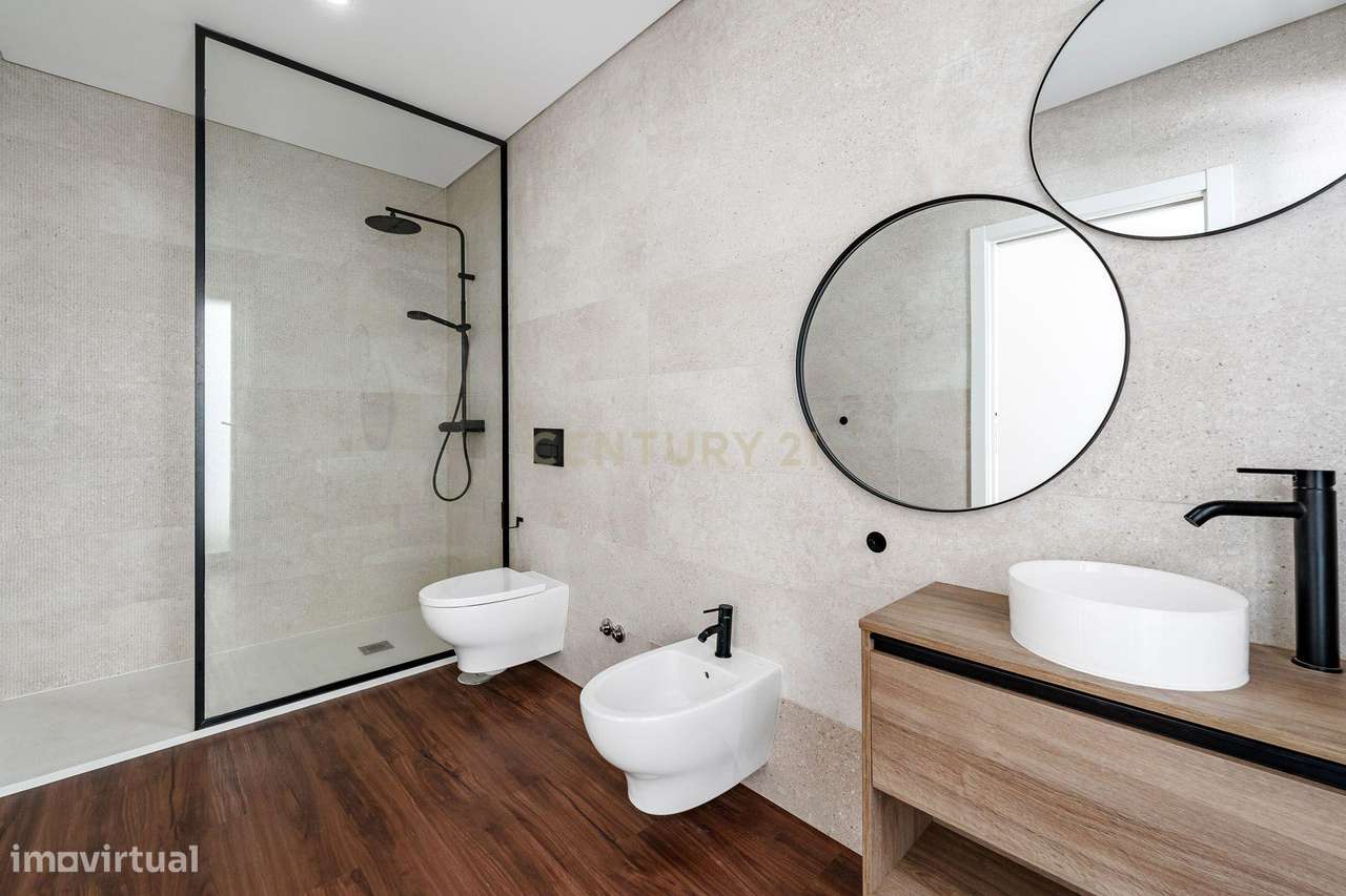 Moradia T4 em Fernão Ferro, Seixal, com Piscina e enorme Jardim-32