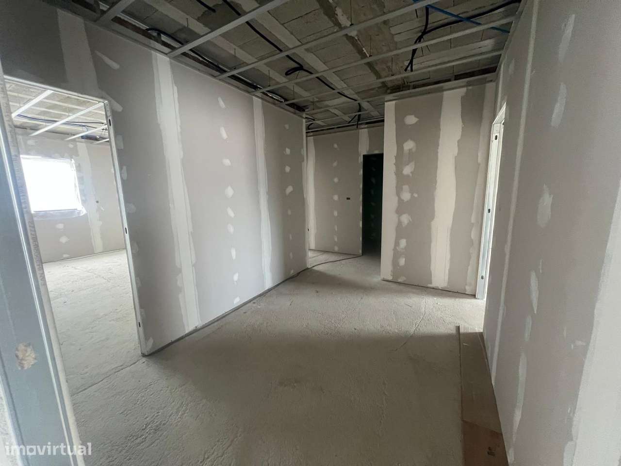 Moradia T4 em Fase Final de Construção com Piscina — Centro de Chaves-34