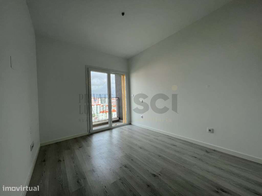 Apartamento T3 Quinta da Fábrica Parqueamento e Varandas-15