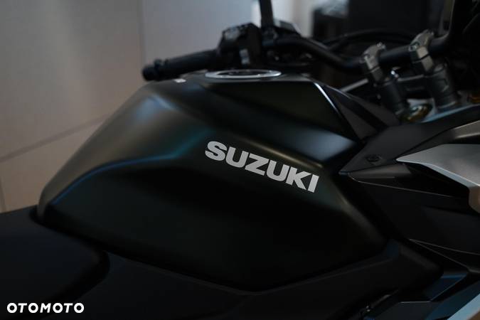 Suzuki GSX - 16