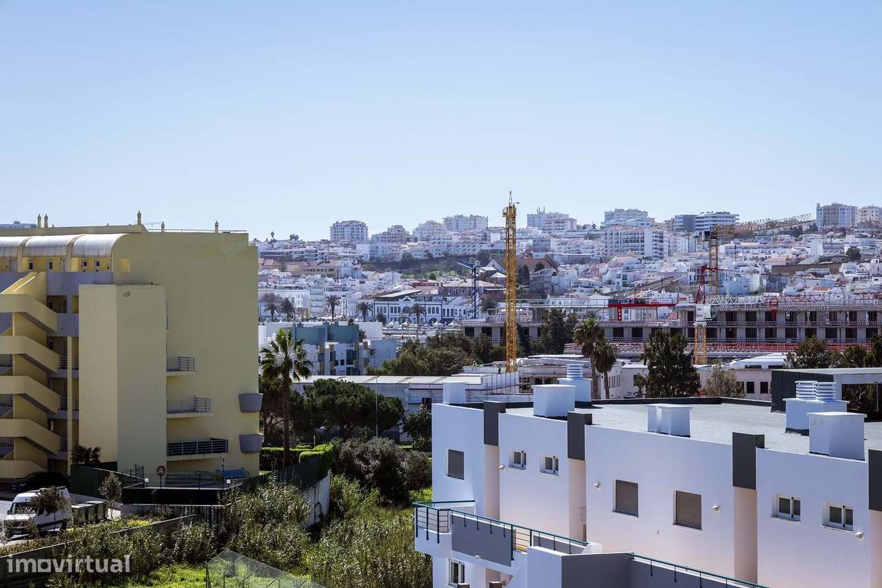 MODERNA E LUXUOSA MORADIA T3 COM PISCINA E GARAGEM PERTO DA MARINA DE-44