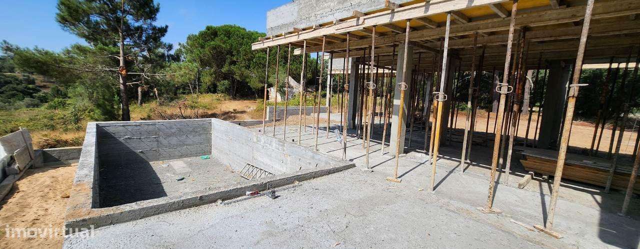 Moradia térrea e isolada, em início de construção, inserida em lote co-17