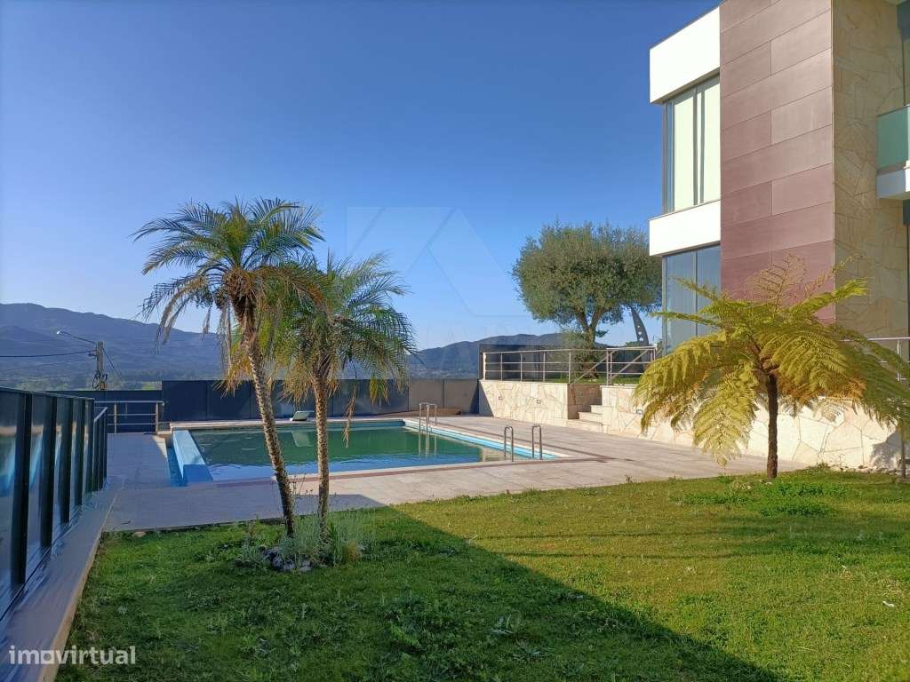 Moradia de luxo com piscina - Grande imagem: 2/19