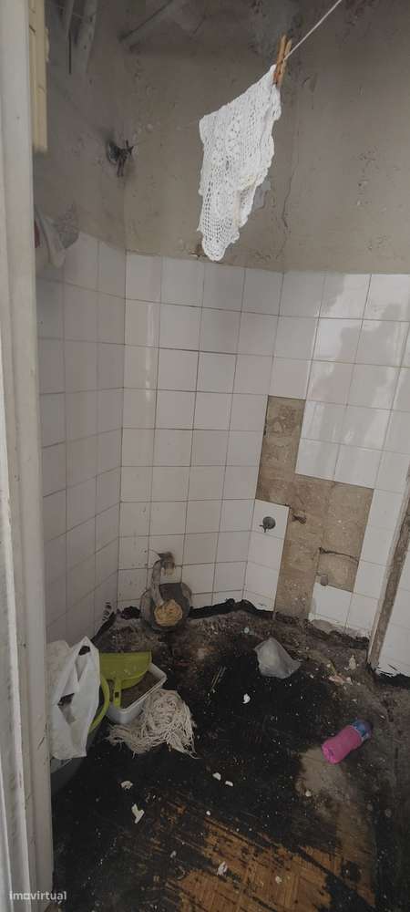 Apartamento T3 com varanda em Avenidas Novas, para remodelação total.-28