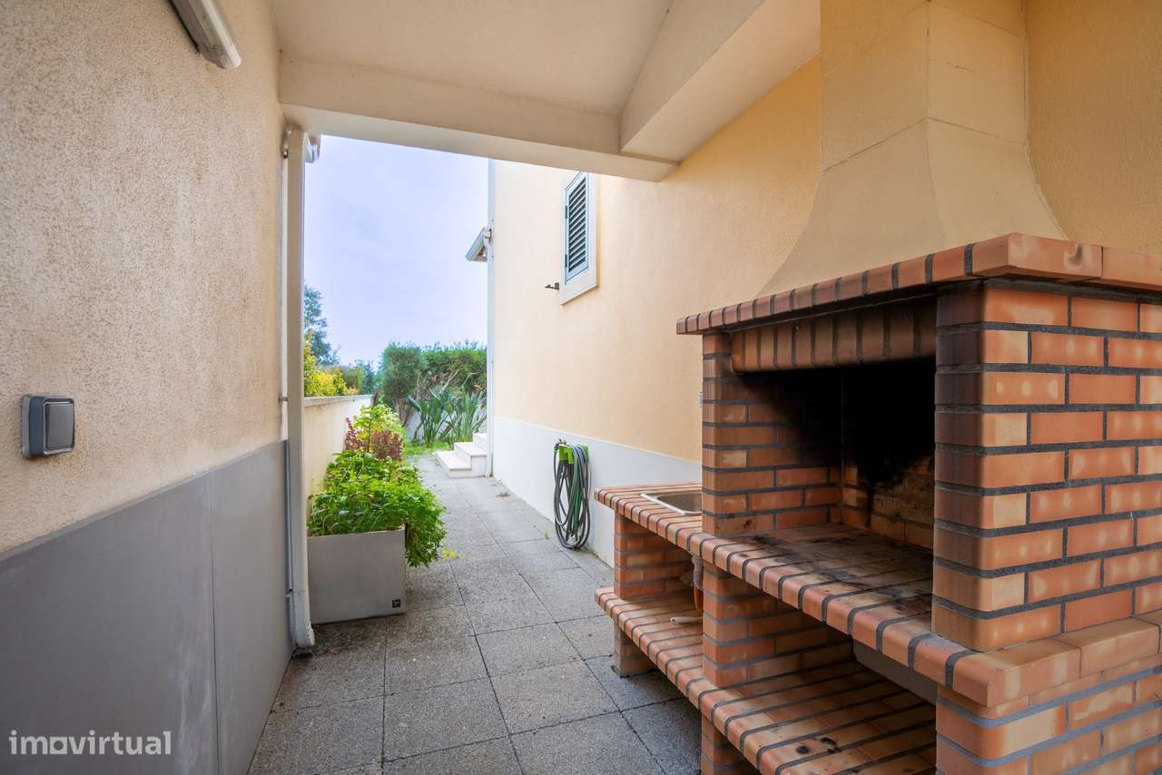 Moradia Geminada com Jardim e 4 Quartos no Estoril - Arrendamento - Grande imagem: 4/31