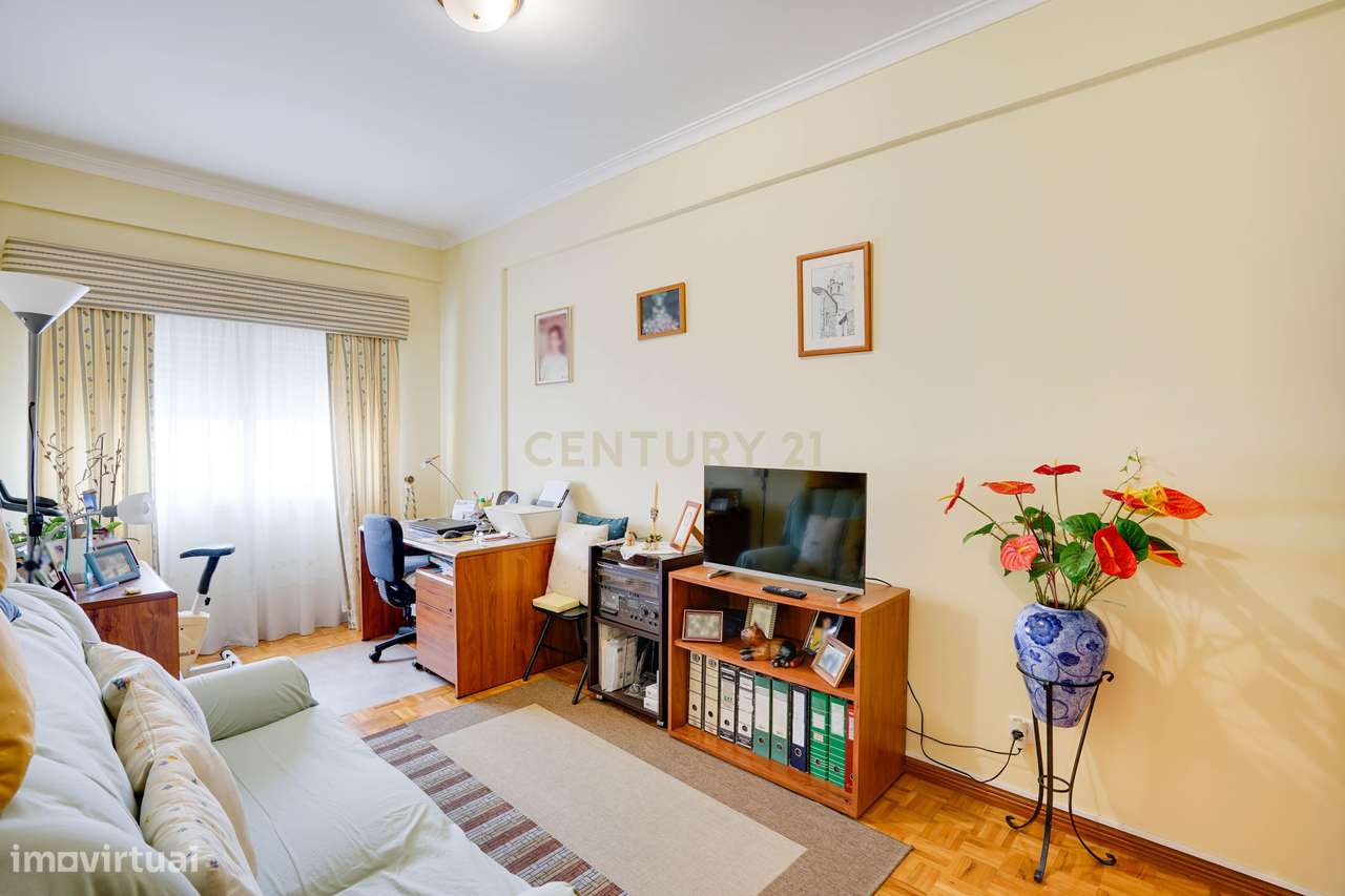 APARTAMENTO T3 COM GARAGEM E ARRECADAÇÃO - CASAL DO CHAPIM - ODIVELAS-13