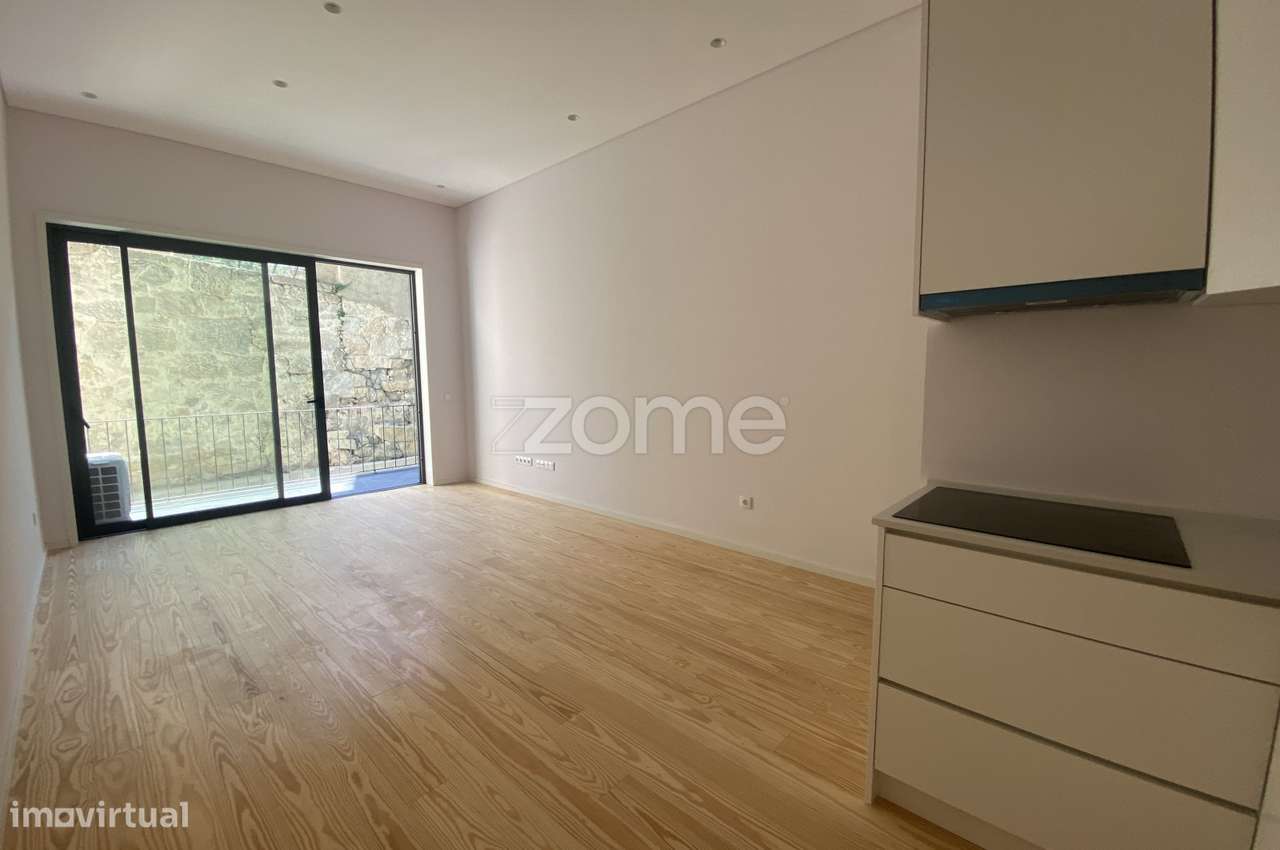 Apartamento T1 compátio próximo ao metro da Trindade - Grande imagem: 4/18