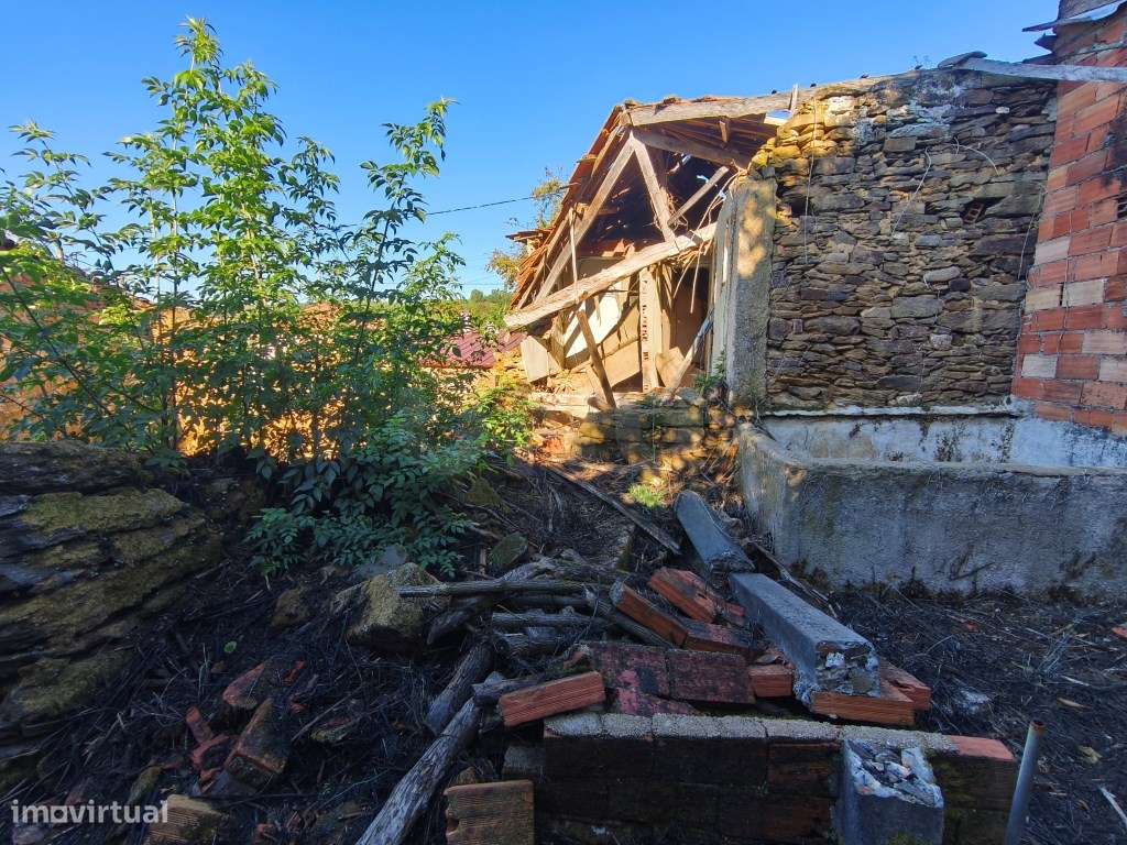 Ruina com terreno, no coração de aldeia tranquila e muito próxima d...-9