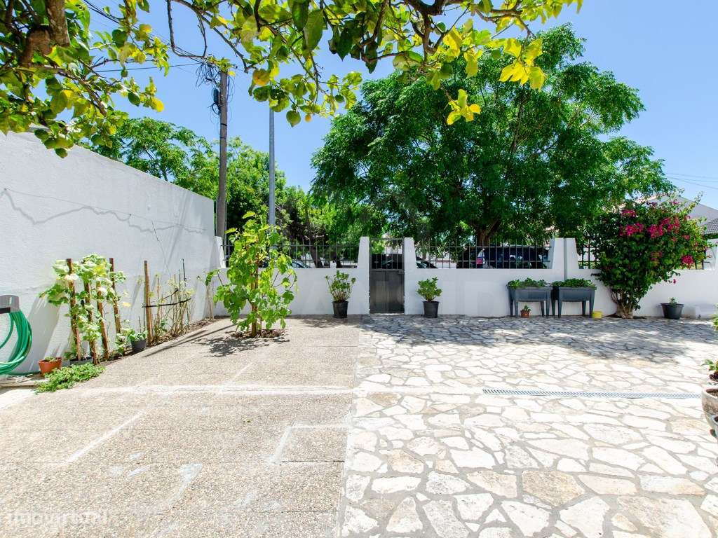 Moradia T6+1 renovada em Benavente-53