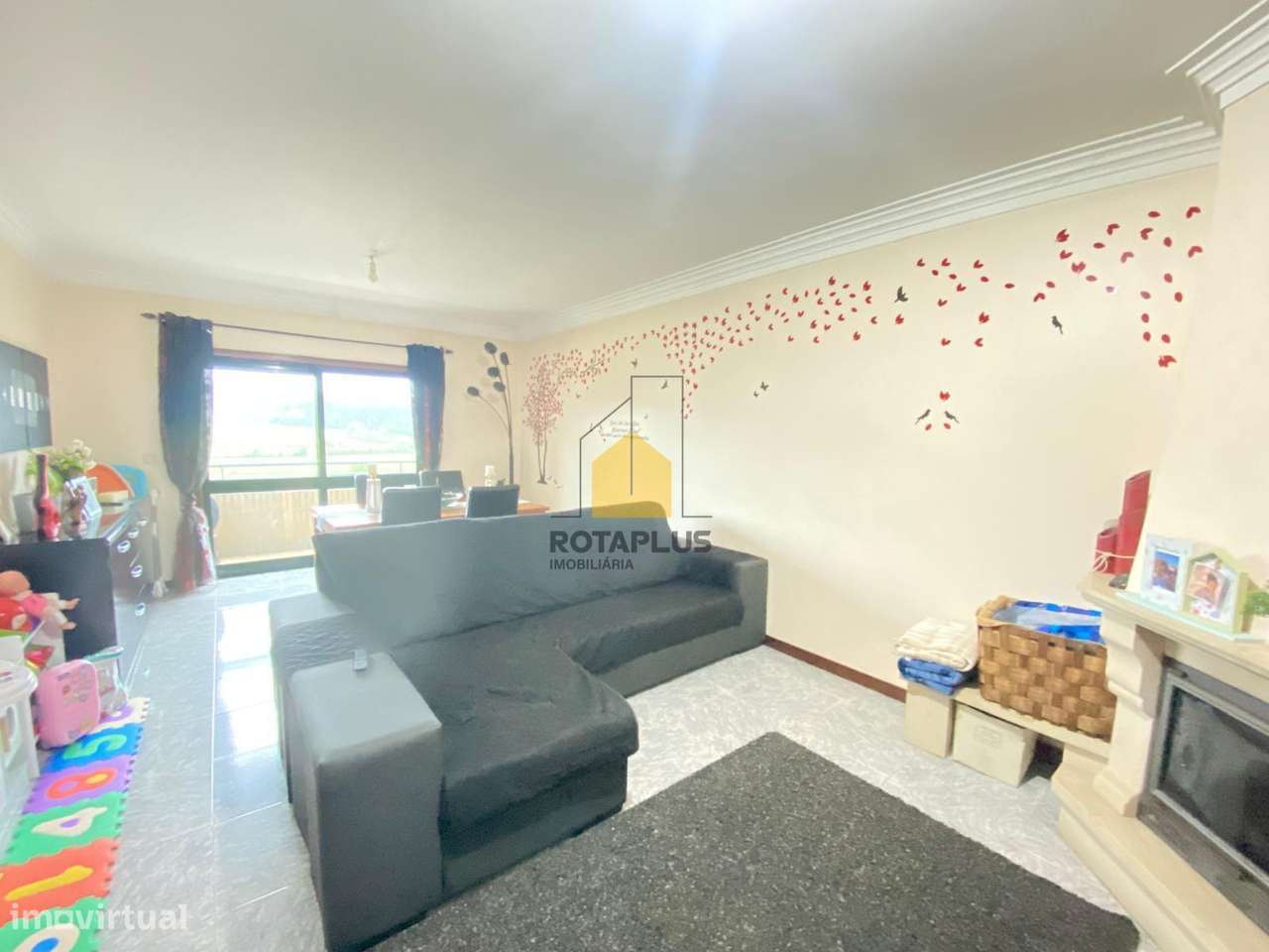 Apartamento T2 com excelentes áreas, varanda e garagem - Grande imagem: 2/17