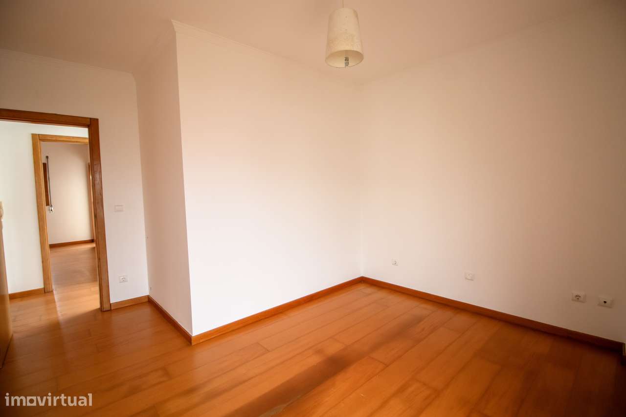 Moradia T4 Usada em Excelente Localização – A Apenas 1 km da Praia-19