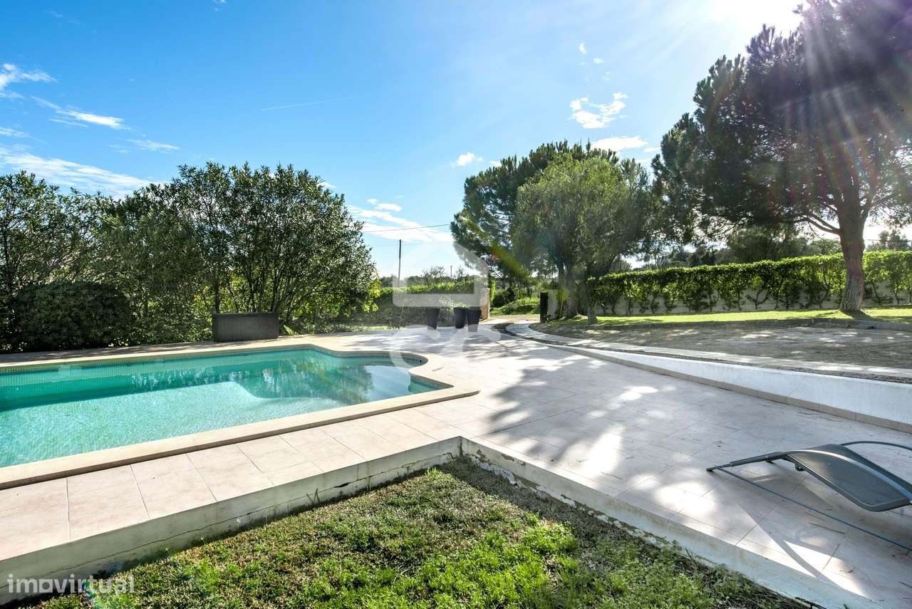 Moradia T4 independente com piscina e terreno em Alcantarilha-21