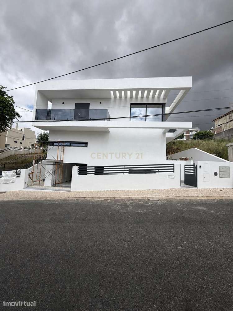 Moradia Independente A Venda Em Famoes Odivelas