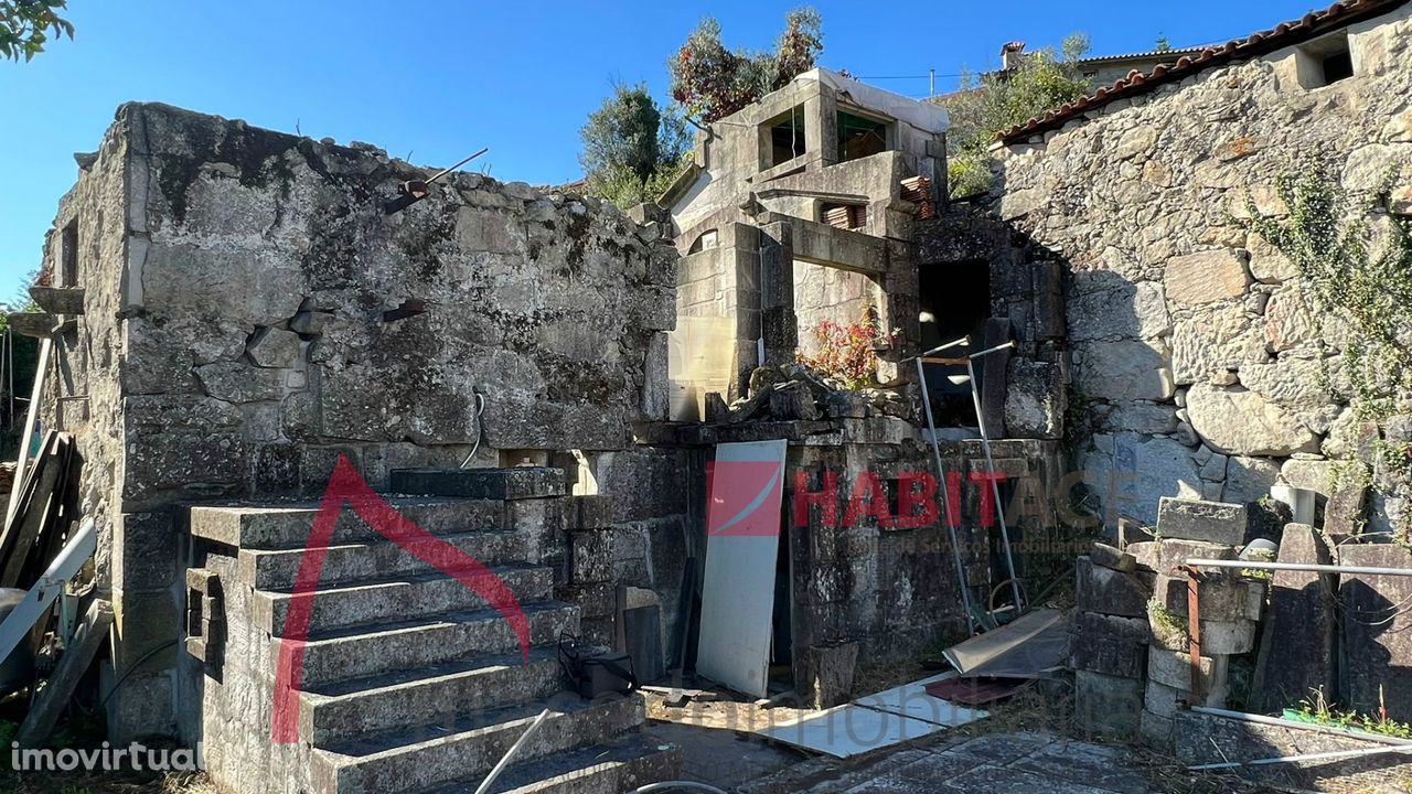 Moradia em Pedra para Restauro em Póvoa de Lanhoso, Braga