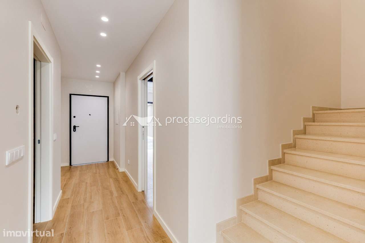 Moradia T3 de Arquitetura Moderna com Jardim e Garagem-3