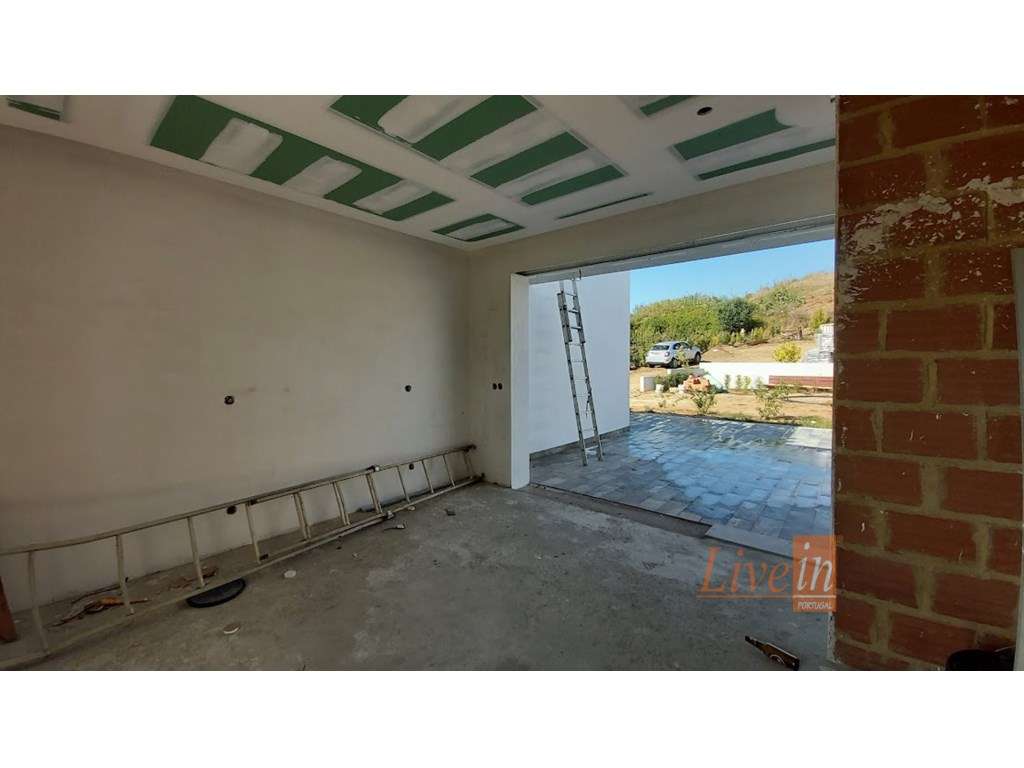 Quinta com Moradia T4 Isolada na Azueira em Mafra-20