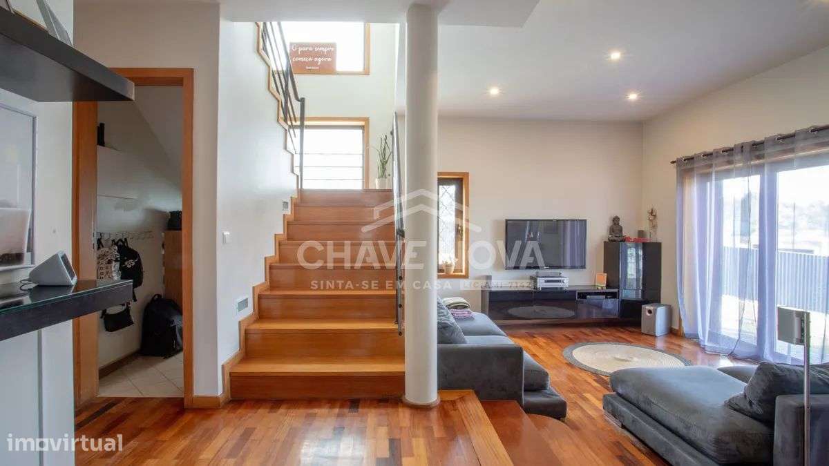 Moradia V3 de quatro frentes - Perosinho-12