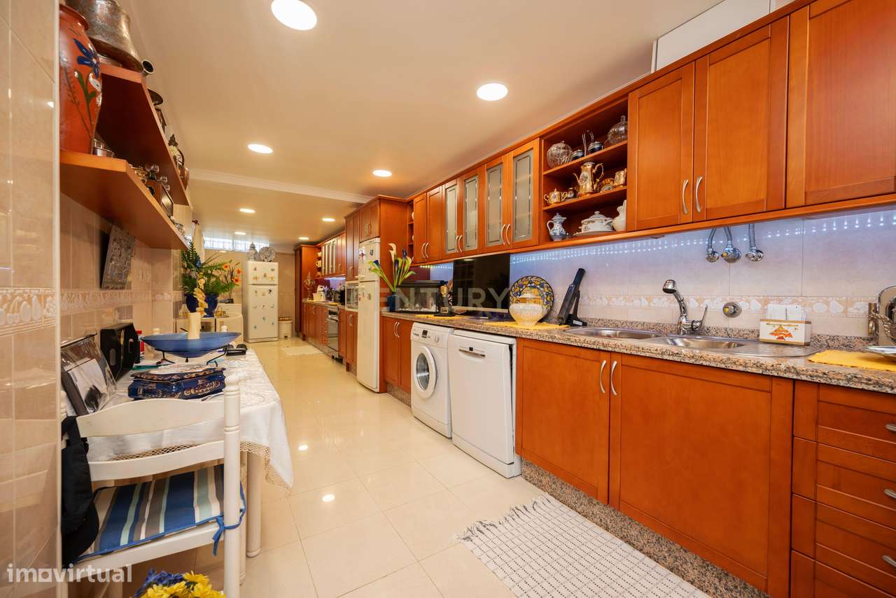 Moradia T4+1 para venda em Queijas.-13