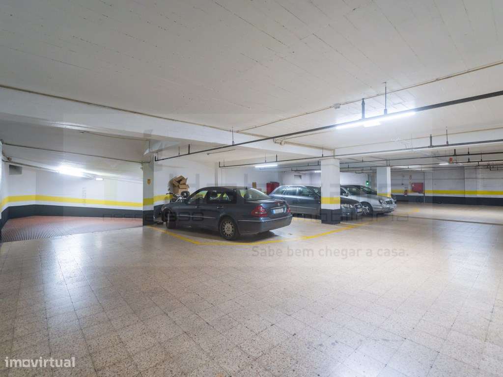 T4 com parqueamento e arrecadação a 2 min. do metro do Lumiar-29