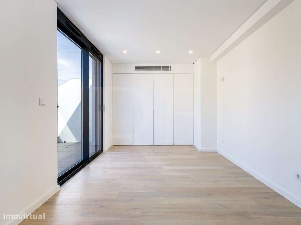 T3 Duplex a estrear com terraços e piscina no Estoril-10