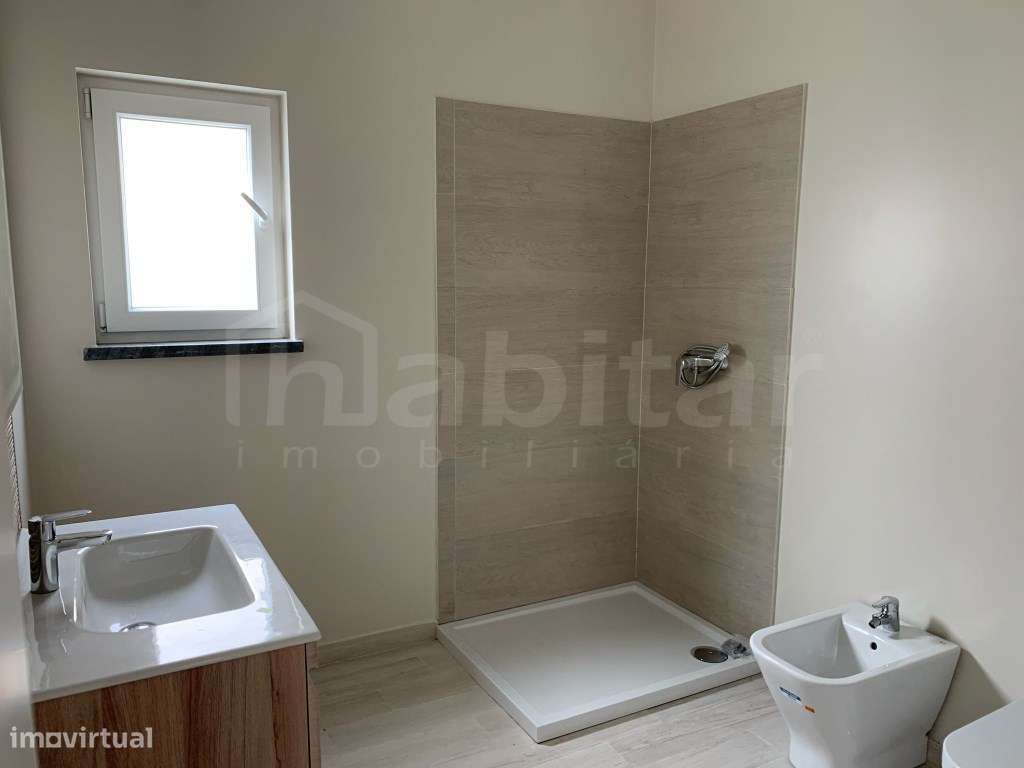 Moradia NOVA com Garagem e Piscina-6