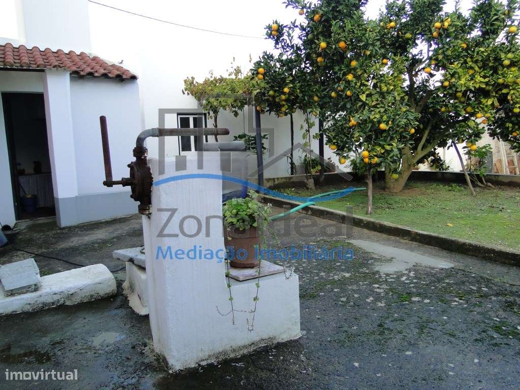 Moradia com dois pisos, nove divisões, anexos, garagem e logradouro...-26