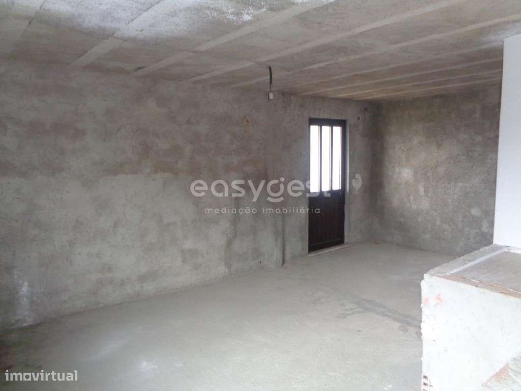 Moradia de dois pisos com terreno e anexos em Vinha da Rainha, Soure - Grande imagem: 5/19